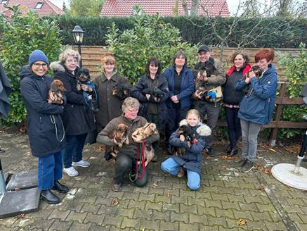 Ein Bild, das Person, Kleidung, draußen, Schuhwerk enthält.